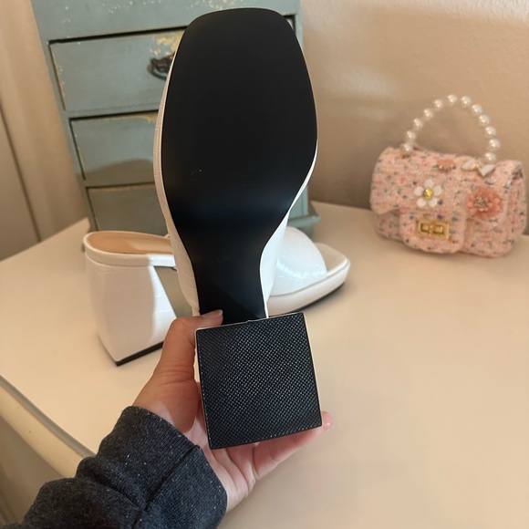 Chic White Croc-Embossed Block Heel Mules - Picture 2 of 5